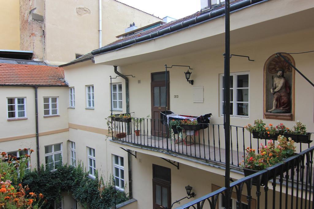 Vlasska House At The 3 Swallows Hotel Praga Esterno foto